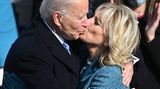 Love is in the air: Joe und Jill umarmen und küssen sich nach der geschafften Amtsübernahme
