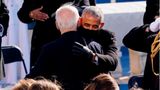 Einfach Bromance - der frischvereidigte Präsident Joe Biden umarmt seinen alten Freund und ehemaligen Präsidenten Barack Obama