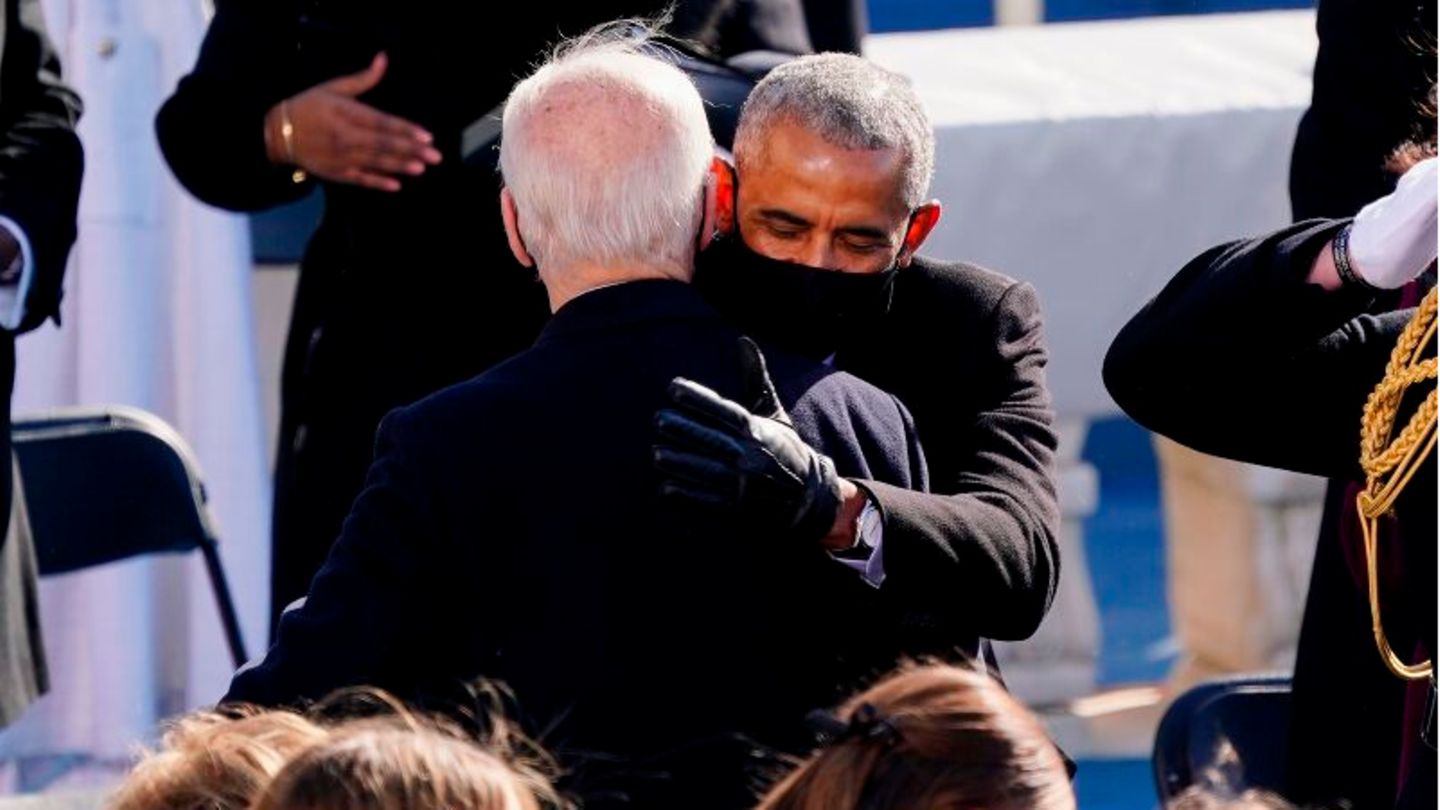 Einfach Bromance - der frischvereidigte Präsident Joe Biden umarmt seinen alten Freund und ehemaligen Präsidenten Barack Obama