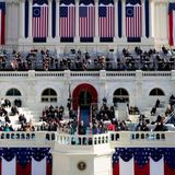 Und einmal rausgezoomt: Die Empore des Kapitols ist mit US-Flaggen geschmückt - die Gäste sitzen wegen Corona auseinander, alle tragen Maske