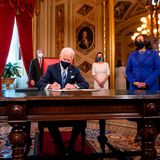 Seine erste Amtshandlung als 46. US-Präsident: Biden unterzeichnet die Inaugurations-Erklärung, die Nominierung des Kabinetts sowie die, der unteren Kabinettsposten.