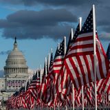 Flaggen anstelle von Zuschauern: Wo normalerweise ein Menschenmeer die Zeremonie verfolgen würde, schmücken pandemiebedingt Hunderttausende US-Flaggen die Fläche zwischen Kapitol und Licoln Memorial