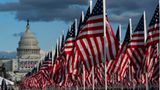 Flaggen anstelle von Zuschauern: Wo normalerweise ein Menschenmeer die Zeremonie verfolgen würde, schmücken pandemiebedingt Hunderttausende US-Flaggen die Fläche zwischen Kapitol und Licoln Memorial