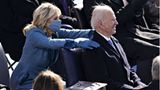 Sie haben es als Team so weit geschafft: First Lady Jill Biden legt ihrem Mann, Präsident Joe Biden, stolz die Hände auf die Schultern.