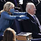 Sie haben es als Team so weit geschafft: First Lady Jill Biden legt ihrem Mann, Präsident Joe Biden, stolz die Hände auf die Schultern.