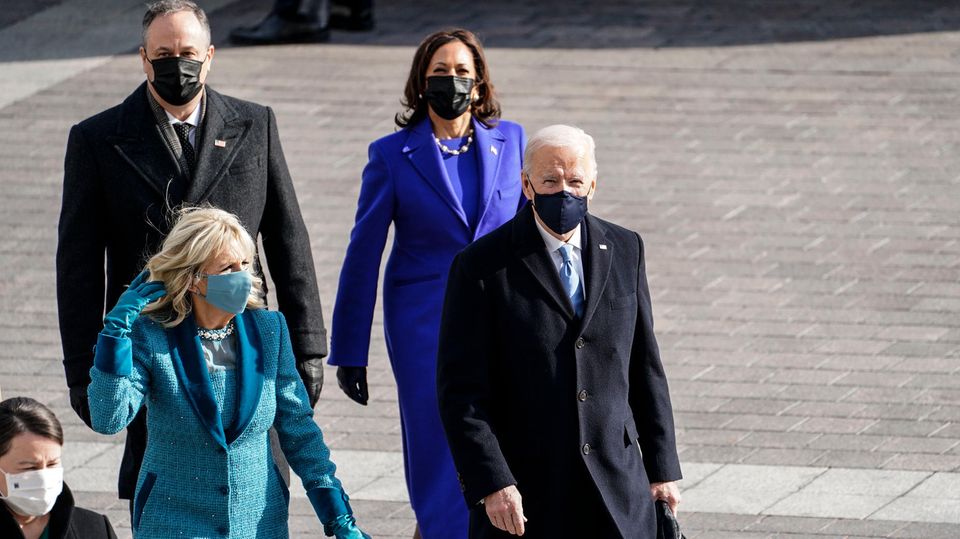 Die Herren Biden und Emhoff trugen klassisch Ralph Lauren, während die Frauen Biden und Harris unbekanntere Designer wählten Die Herren Biden und Emhoff trugen klassisch Ralph Lauren, während die Frauen Biden und Harris unbekanntere Designer wählten