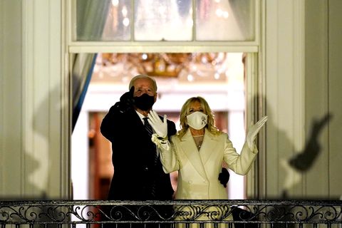 US-Präsident Joe Biden und First Lady Jill Biden sehen vom Balkon im Weißen Haus aus zu, wie ein Feuerwerk den Himmel erhellt