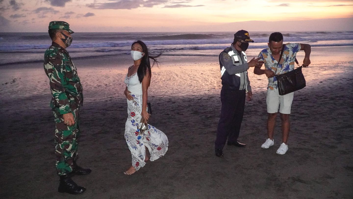 Kontrolle am abendlichen Strand: Masken-Check am Canggu Beach auf der Insel Bali