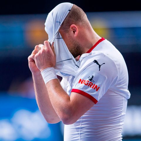 Handballer Paul Drux zieht sich das Trikot über den Kopf