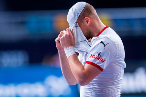 Handballer Paul Drux zieht sich das Trikot über den Kopf