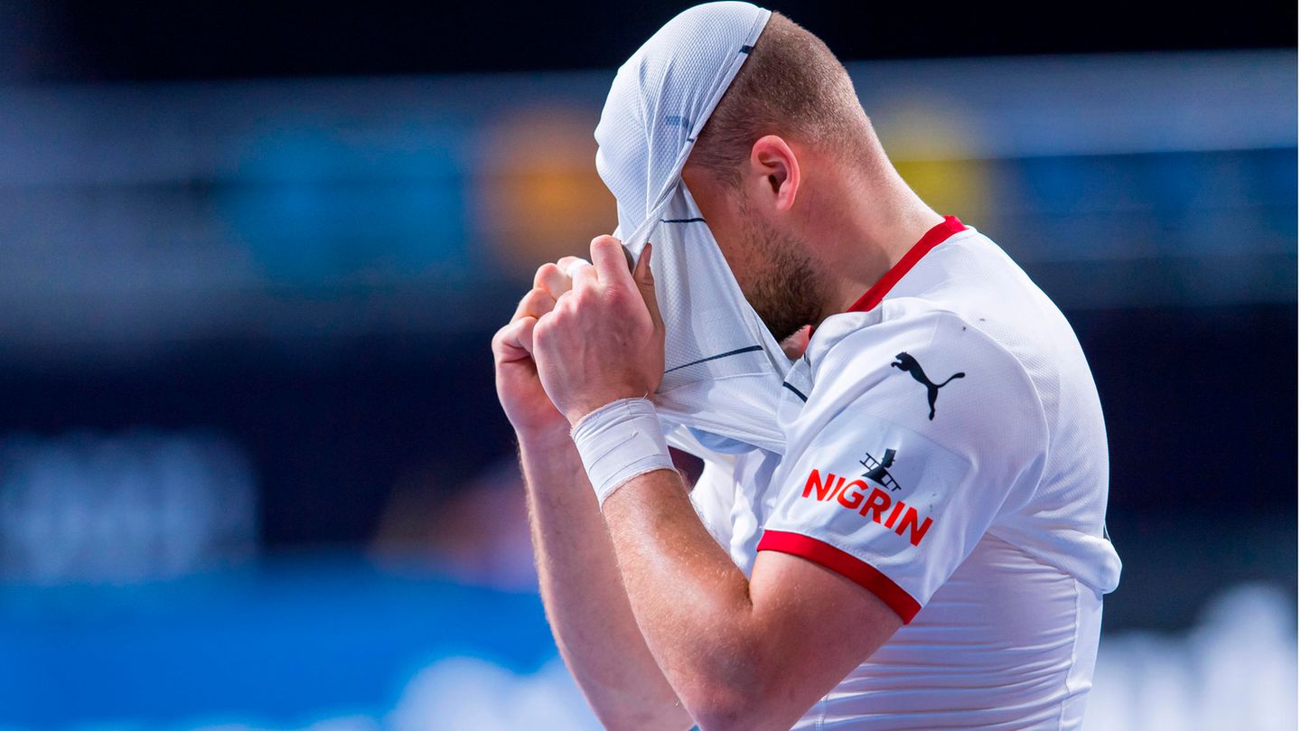 Handballer Paul Drux zieht sich das Trikot über den Kopf