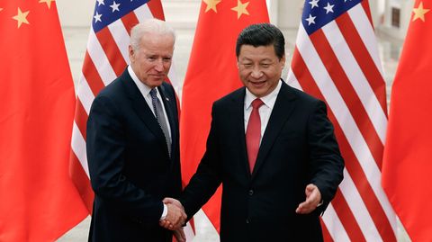 Die chinesische Regierung hat zu einem Neustart der bilateralen Beziehungen aufgerufen. Den Staatschef Xi Jinping kennt Joe Biden bereits. Hier treffen sich die beiden 2013 bei einem offiziellen Besuch in Peking. 
