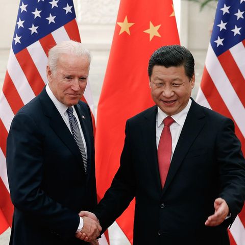 Die chinesische Regierung hat zu einem Neustart der bilateralen Beziehungen aufgerufen. Den Staatschef Xi Jinping kennt Joe Biden bereits. Hier treffen sich die beiden 2013 bei einem offiziellen Besuch in Peking. 