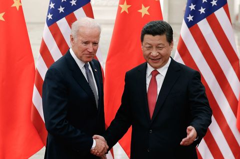 Die chinesische Regierung hat zu einem Neustart der bilateralen Beziehungen aufgerufen. Den Staatschef Xi Jinping kennt Joe Biden bereits. Hier treffen sich die beiden 2013 bei einem offiziellen Besuch in Peking. 