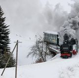 Die Reise beginnt im Bahnhof Cranzahl der Bahnstrecke Vejprty–Annaberg-Buchholz und führt über Neudorf nach Oberwiesenthal