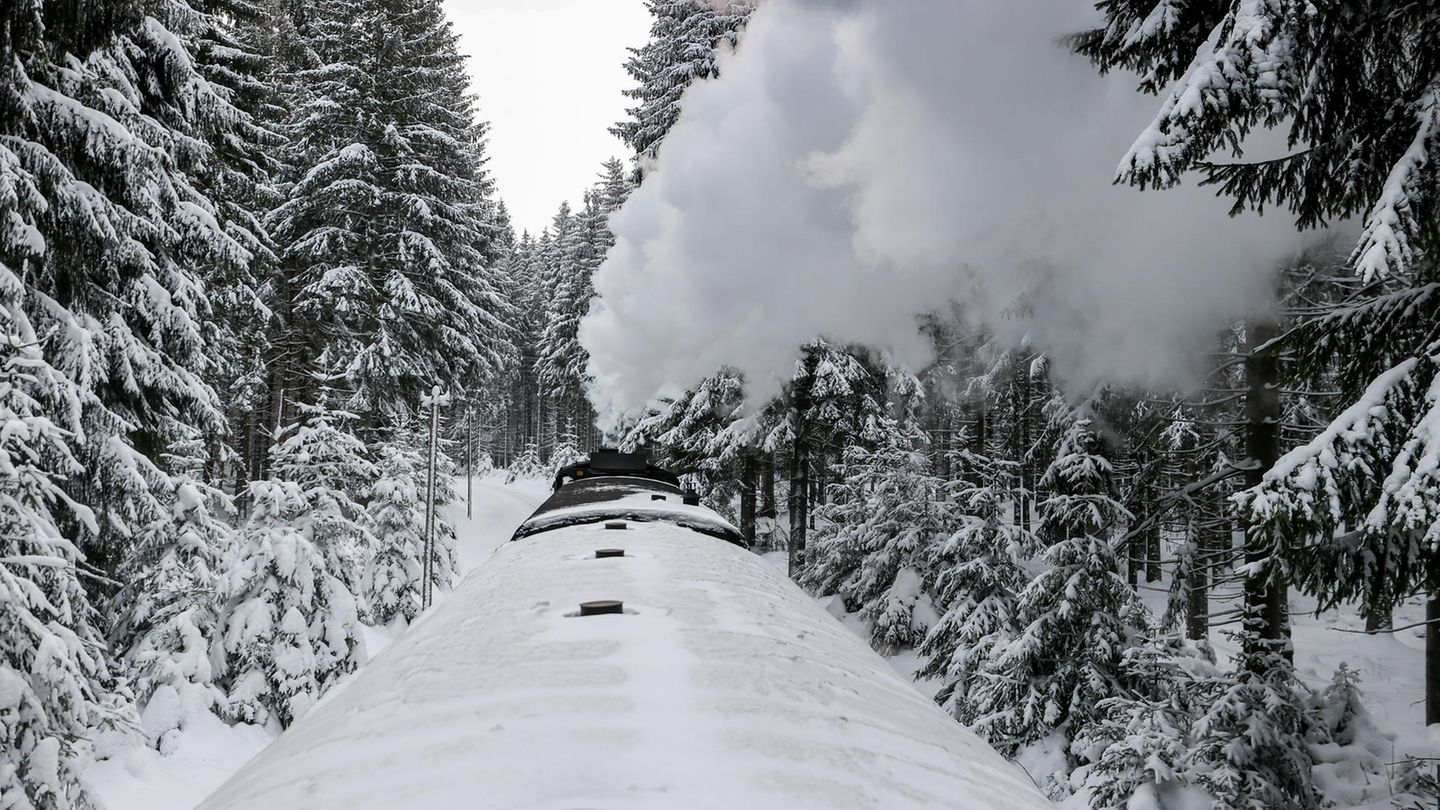 Perspektivenwechsel: Eingleisig geht es durch den frisch verschneiten Wald