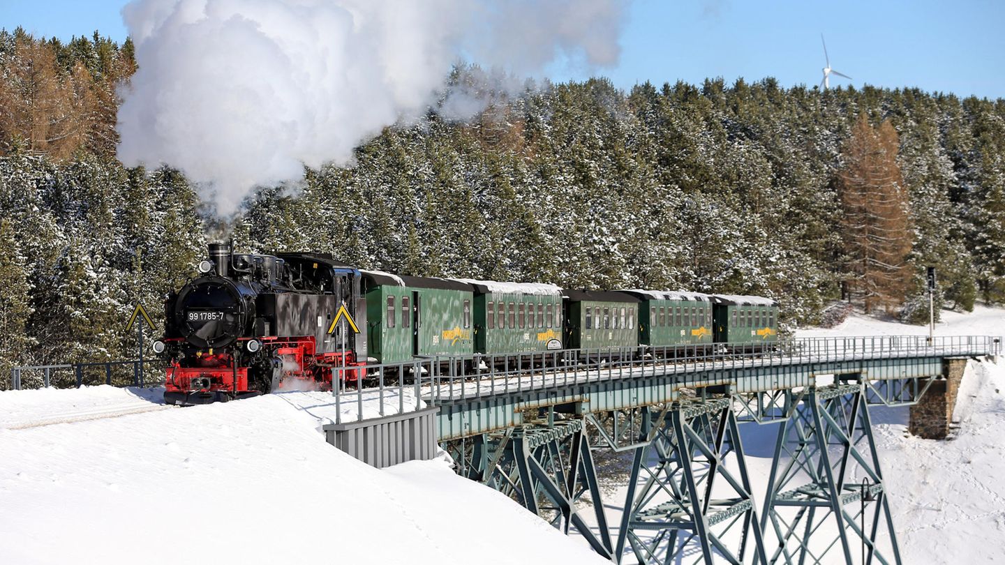 Die gut 18 Kilometer lange Schmalspurstrecke führt auch über das Viadukt Hüttenbachtal