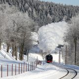Den wenigen Passagieren bietet sich momentan ein wundervoller Ausblick auf verschneite Landschaft