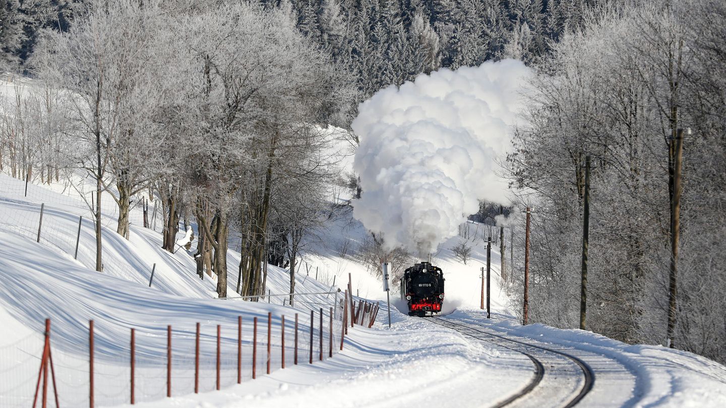 Den wenigen Passagieren bietet sich momentan ein wundervoller Ausblick auf verschneite Landschaft