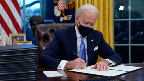 Joe Biden unterzeichnet im Oval Office eine Verfügung