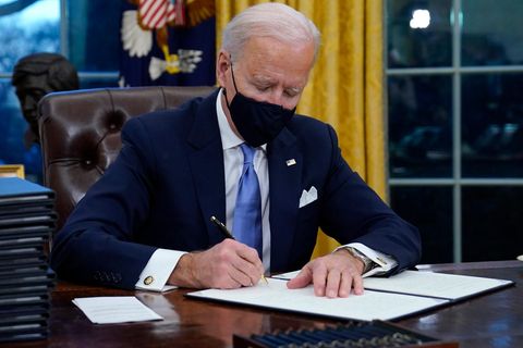 Joe Biden unterzeichnet im Oval Office eine Verfügung