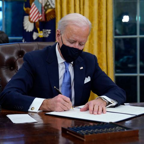 Joe Biden unterzeichnet im Oval Office eine Verfügung