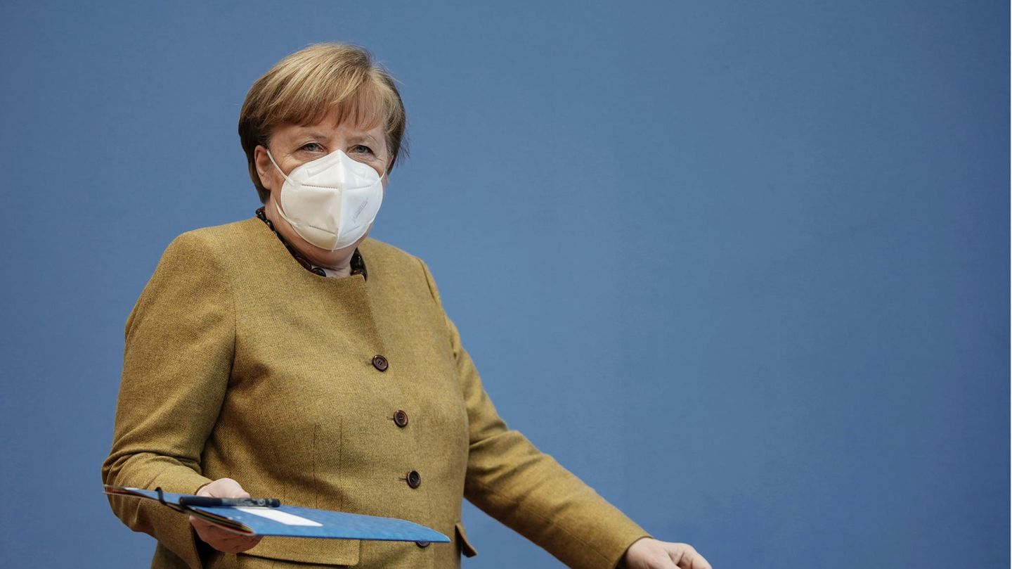 Berlin³: Gefordert, aber fest im Sattel: die Kanzlerin als routinierte Krisenmanagerin Berlin³: Gefordert, aber fest im Sattel: die Kanzlerin als routinierte Krisenmanagerin