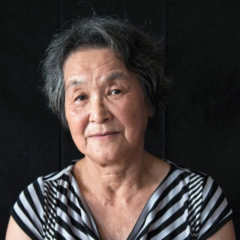 Poträt von Mitsuko Minakawa / Kinderfoto in den Händen von Minakawa