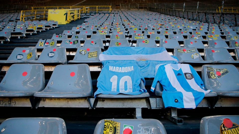 Maradona-Trikot Maradona-Trikot auf der Tribüne des Signal-Iduna-Parks in Dortmund