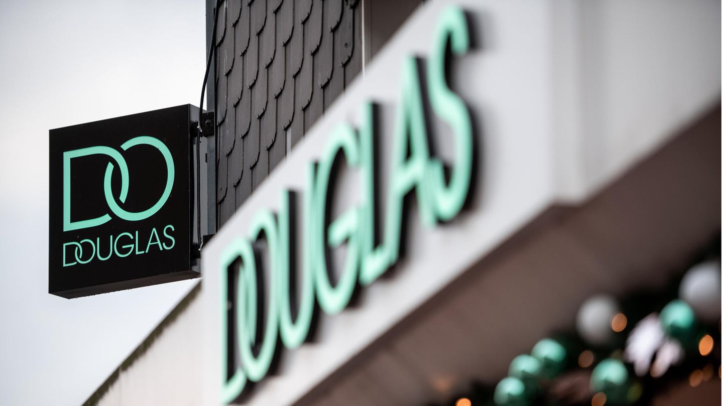 Der Schriftzug mit dem aktuellen Logo der Firma Douglas hängt an einer Außenwand