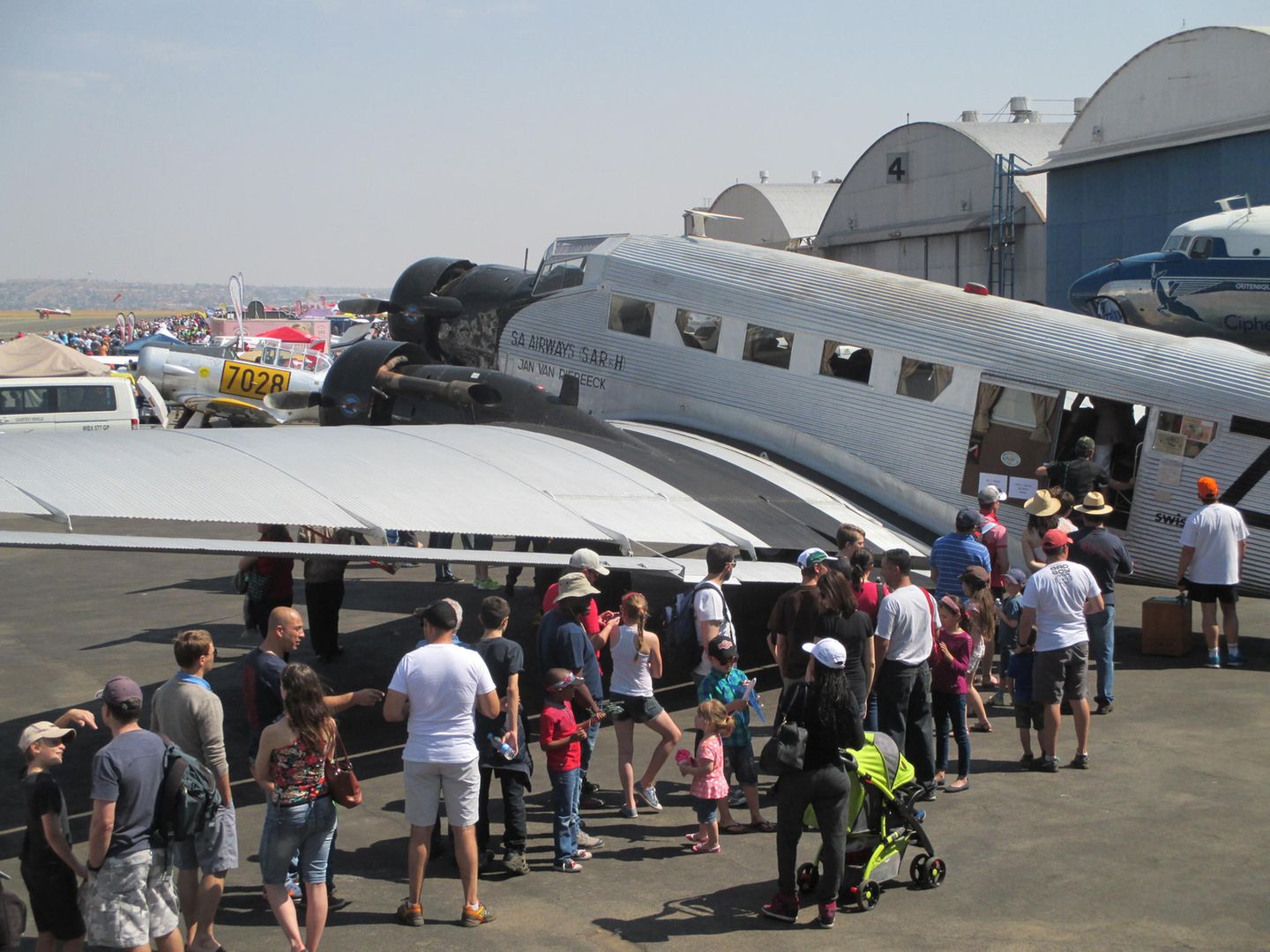 Menschen warten in einer langen Schlange vor der Ju 52 bei ihrem letzten öffentlichen "Auftritt" bei einem Flugtag am Rand-Airport bei Johannesburg.