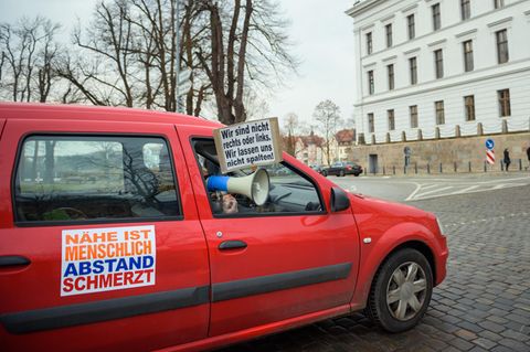 Ein Fahrzeug mit Plakaten, auf denen Slogans gegen den Lockdown stehen