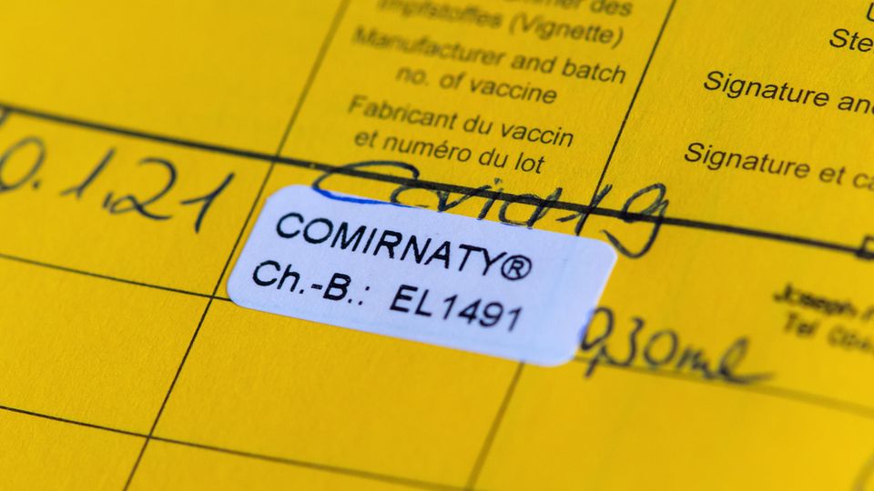 Ein Impfpass mit einer eingetragenen Impfung gegen das Coronavirus