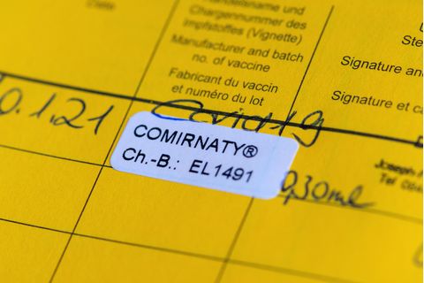 Ein Impfpass mit einer eingetragenen Impfung gegen das Coronavirus