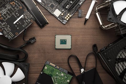 Gaming PC selber bauen: Ein Prozessor liegt auf dem Schreibtisch.