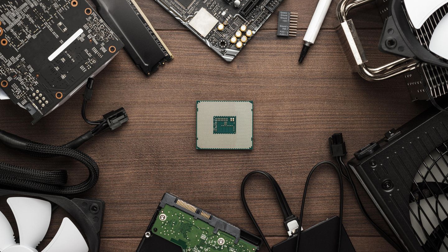 Gaming PC selber bauen: Ein Prozessor liegt auf dem Schreibtisch.