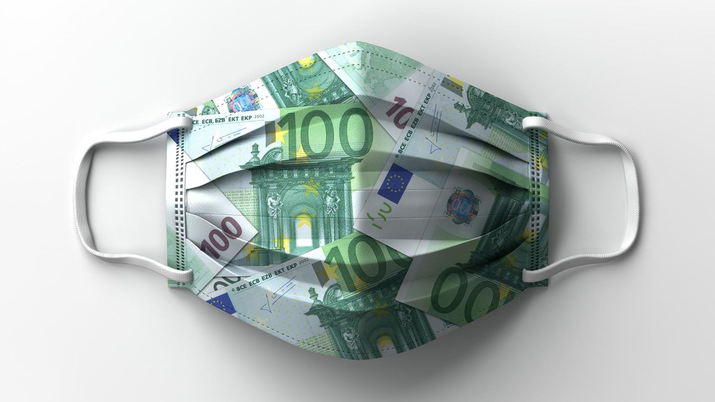 Eine Maske mit dem Motiv von Geldscheinen