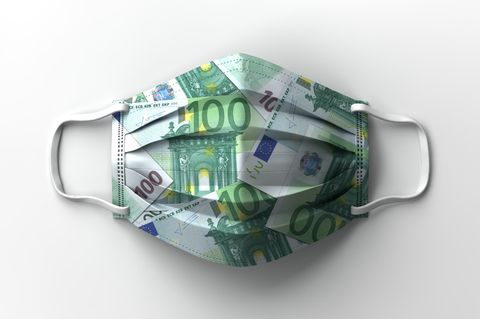 Eine Maske mit dem Motiv von Geldscheinen