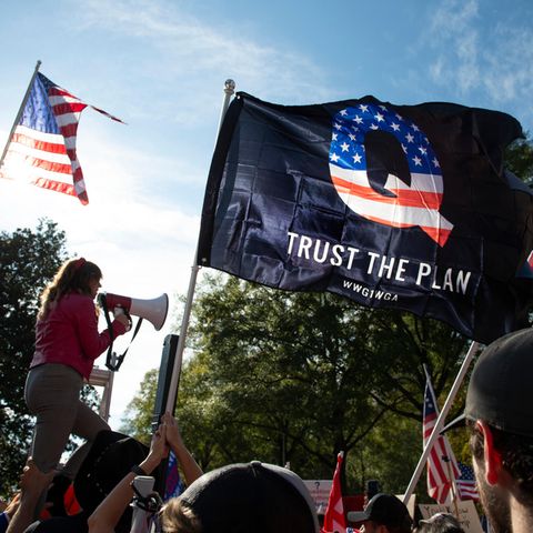 "Trust the Plan": Vielen QAnon-Anhängern fällt es zunehmend schwer, an die rechte Verschwörungsideologie zu glauben