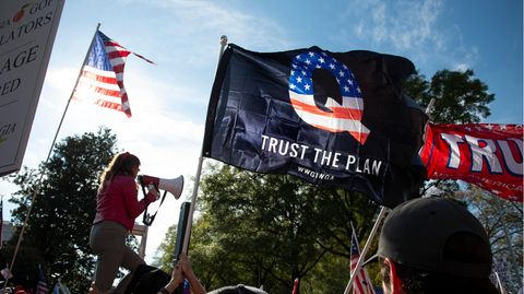 "Trust the Plan": Vielen QAnon-Anhängern fällt es zunehmend schwer, an die rechte Verschwörungsideologie zu glauben