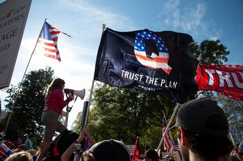 "Trust the Plan": Vielen QAnon-Anhängern fällt es zunehmend schwer, an die rechte Verschwörungsideologie zu glauben