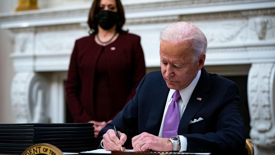 US-Präsident Joe Biden und seine Vizepräsidentin Kamala Harris (im Hintergrund)
