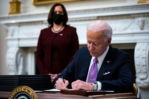 US-Präsident Joe Biden und seine Vizepräsidentin Kamala Harris (im Hintergrund)