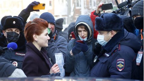 Die Pressesprecherin von Alexej Nawalny, Kira Jarmysch, stellt sich Polizisten entgegen 