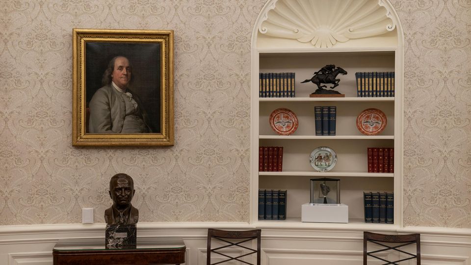 Joe Biden: Was er am Oval Office verändert hat Auf einem Tisch im Oval Office steht eine Büste von Harry Truman, an der Wand hängt ein Bild von Benjamin Franklin.