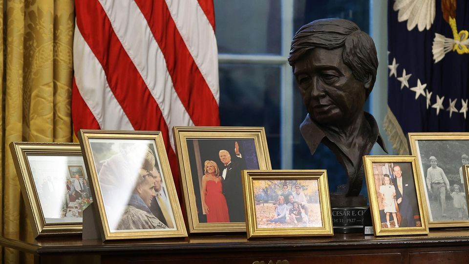 Joe Biden: Was er am Oval Office verändert hat Eine Bronzebüste des lateinamerikanischen Bürgerrechtsführers Cesar Chavez wurde hinter Bidens Schreibtisch aufgestellt.