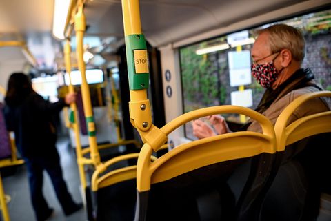 Redeverbot in Bus und Bahn.