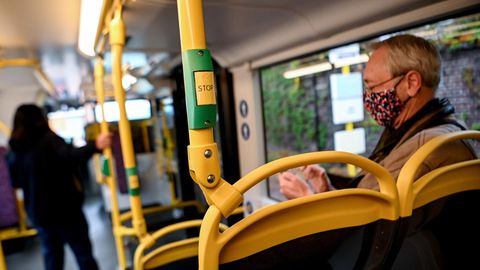 Redeverbot in Bus und Bahn.