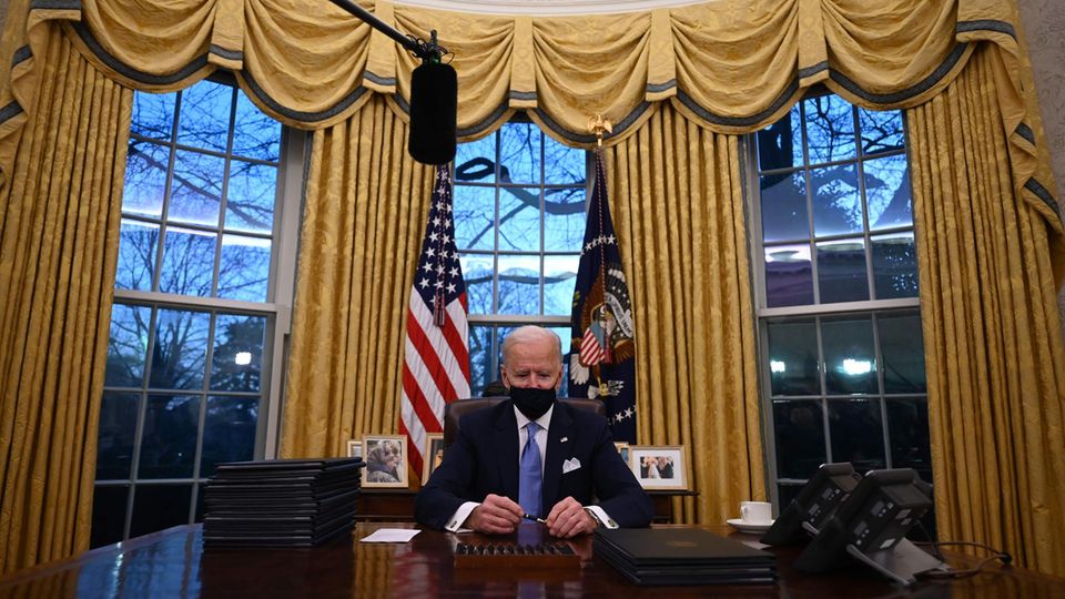 Joe Biden am Schreibtisch im Oval Office Joe Biden am Schreibtisch im Oval Office