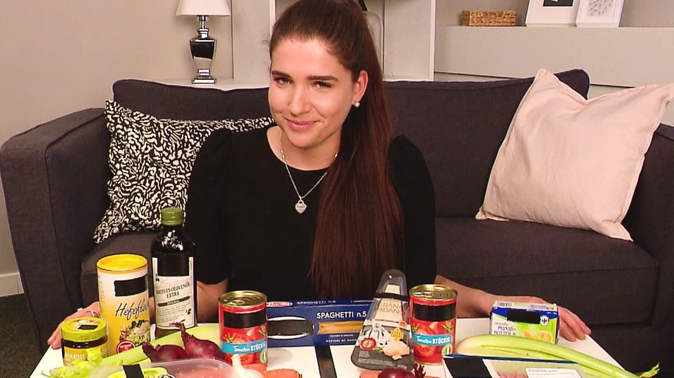 Veganuary im Test RTL-Reporterin Elena Rosemeyer hat vor ihr auf dem Tisch verschiedene vegane Lebensmittel